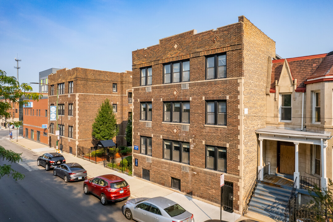 740-750 W Addison St in Chicago, IL - Building Photo