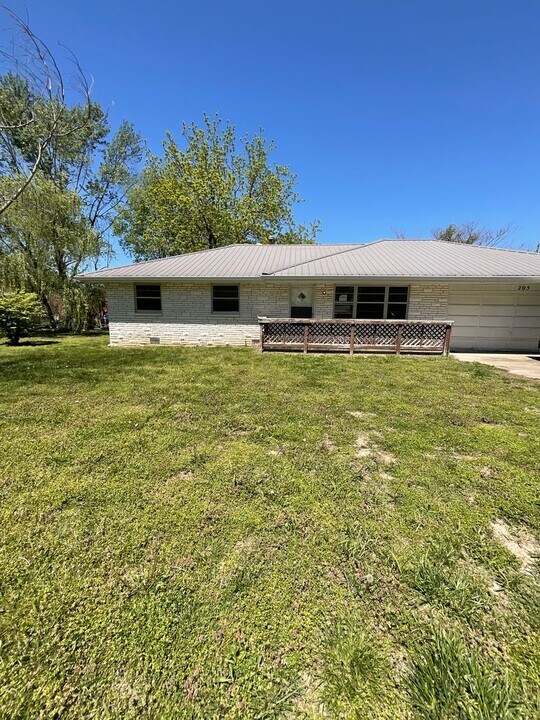 205 Elm St in Nixa, MO - Building Photo