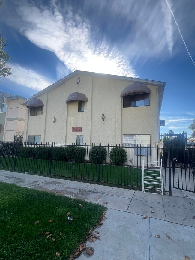 232 W Tujunga Ave, Unit E