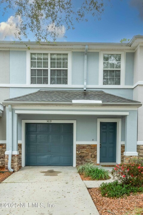 5839 Parkstone Crossing Dr in Jacksonville, FL - Building Photo