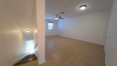 929 SW 147th Ave in Pembroke Pines, FL - Foto de edificio - Building Photo