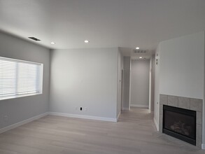 615 Blue Mountain Way, Unit Unit D in Bakersfield, CA - Foto de edificio - Building Photo