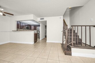 9050 NW 28th St in Coral Springs, FL - Foto de edificio - Building Photo