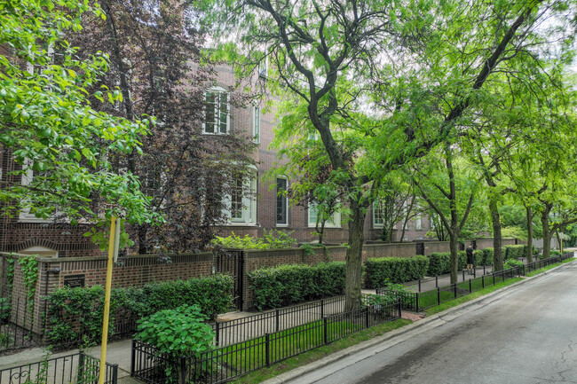 Menomonee Lane in Chicago, IL - Building Photo - Primary Photo