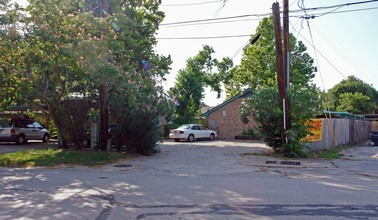 Village Green Townhomes in Baytown, TX - Building Photo - Building Photo