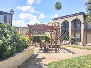 The Veranda Apartments in Corpus Christi, TX - Building Photo - Building Photo