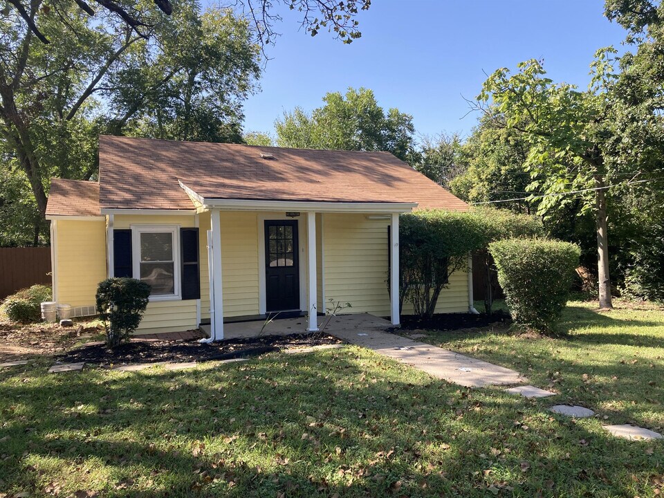 1009 E Sherman Dr in Denton, TX - Building Photo