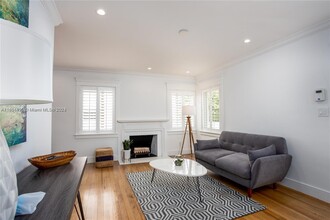 52 Montilla Ave in Coral Gables, FL - Foto de edificio - Building Photo