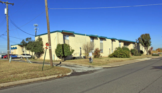 Planet Plaza Apartments in Oklahoma City, OK - Building Photo - Building Photo