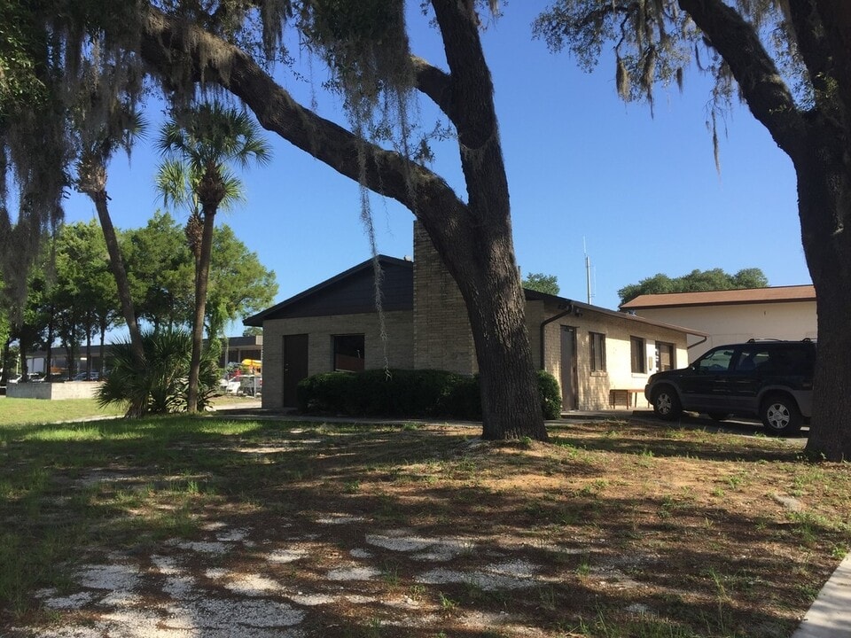 Oasis Apartments and Self Storage in Leesburg, FL - Building Photo