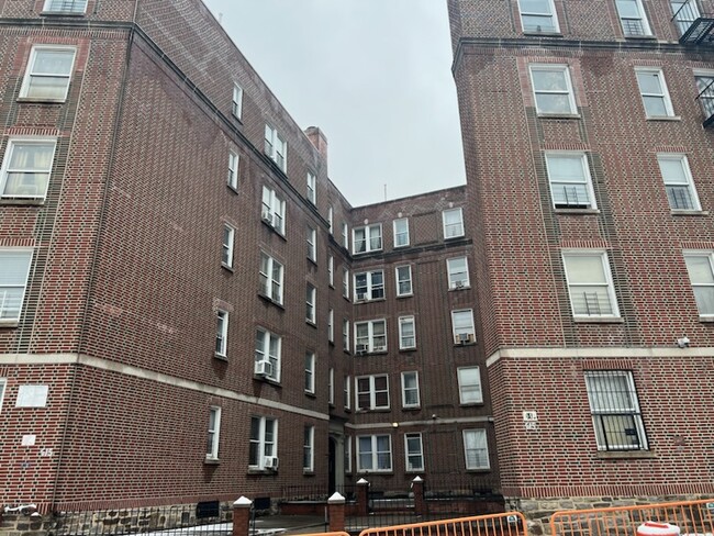 615 Pelham Pky N in Bronx, NY - Foto de edificio - Building Photo