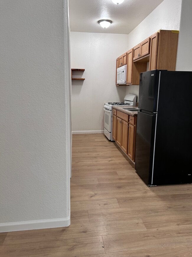 819 Gloria Dr, Unit apartment for rent in Santa Rosa, CA - Foto de edificio - Building Photo