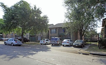 Falls of Braeburn in Houston, TX - Building Photo - Building Photo