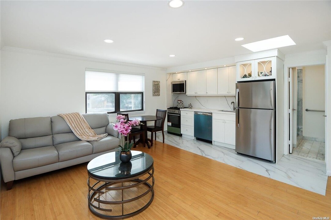 7 Bond St in Great Neck, NY - Building Photo