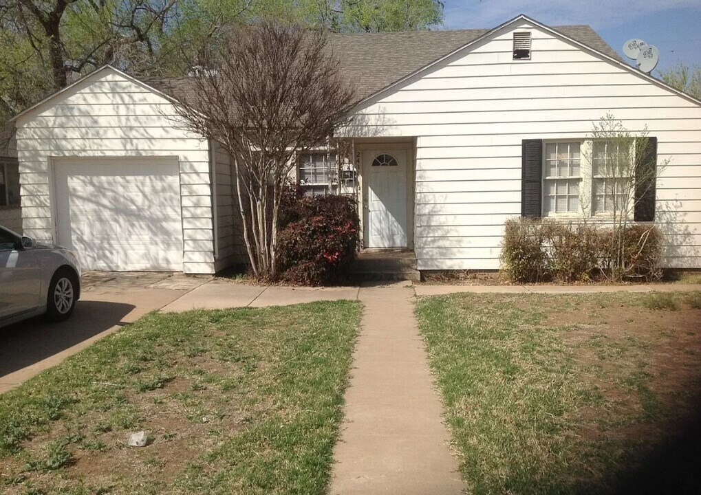 2414 28th St in Lubbock, TX - Building Photo