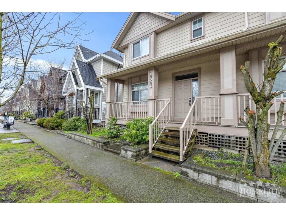 19593-19572 72 Ave in Surrey, BC - Building Photo