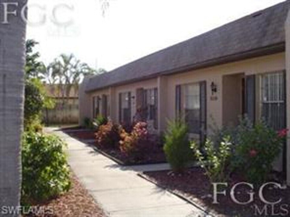 9313 Lennex Ln in Ft. Myers, FL - Foto de edificio