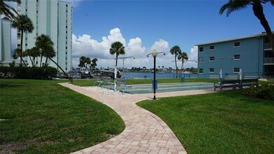 300 64th Ave in St Pete Beach, FL - Foto de edificio - Building Photo