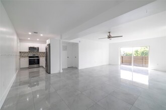 8325 SW 72nd Ave in Miami, FL - Building Photo - Building Photo