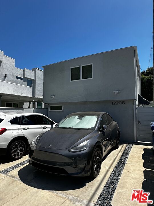 12206 Falkirk Ln in Los Angeles, CA - Building Photo - Building Photo