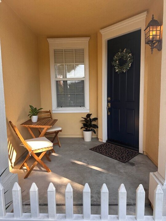 27 Strawflower St in Ladera Ranch, CA - Building Photo