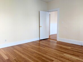 21 Thorndike St, Unit 2 in Somerville, MA - Foto de edificio - Building Photo