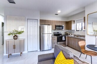 339 W 78th Rd in Hialeah, FL - Foto de edificio - Building Photo