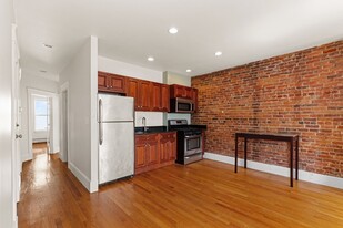 885 Harrison Ave, Unit 4 Apartamentos