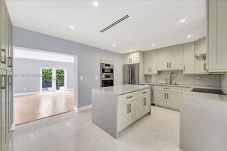 10330 SW 51st St in Miami, FL - Building Photo - Building Photo