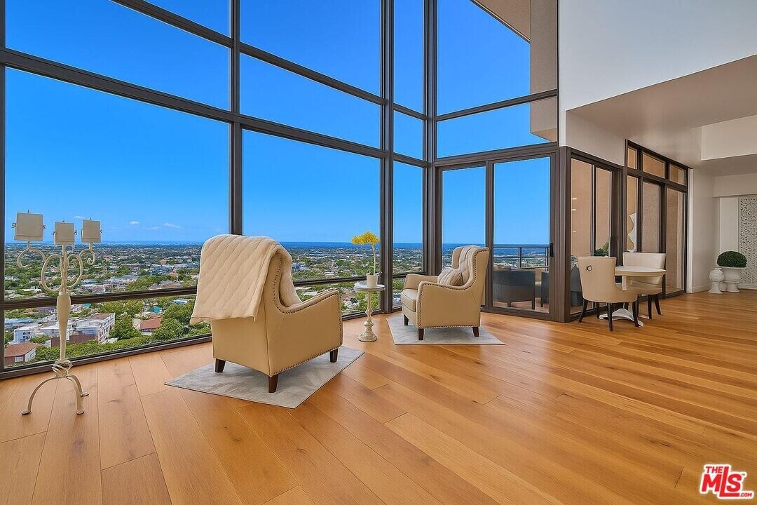 4337 Marina City Dr in Marina Del Rey, CA - Foto de edificio