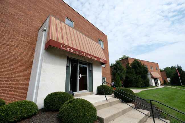 Clintonville Commons in Columbus, OH - Foto de edificio - Building Photo