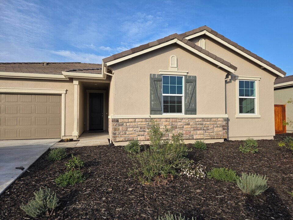 2142 Hunter Crk Dr in Lincoln, CA - Building Photo