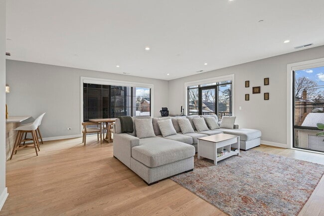 6246 N Pulaski Rd in Chicago, IL - Building Photo - Building Photo