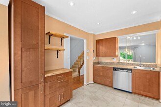 6302 Mary Todd Ct in Centreville, VA - Foto de edificio - Building Photo