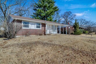 1449 Coachway Ln in Hazelwood, MO - Foto de edificio - Building Photo