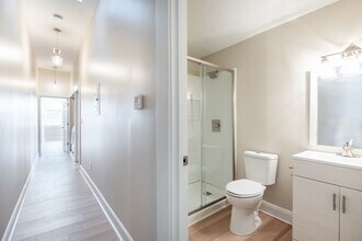 2141 Freeman Ave, Unit A in Cincinnati, OH - Foto de edificio - Building Photo