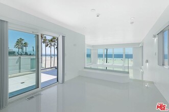 2419 Ocean Front Walk, Unit 02-307 in Los Angeles, CA - Building Photo - Building Photo