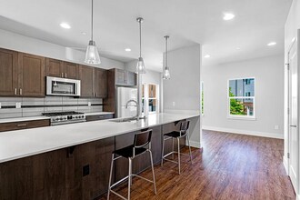 18240 73rd Ave NE in Kenmore, WA - Building Photo - Building Photo