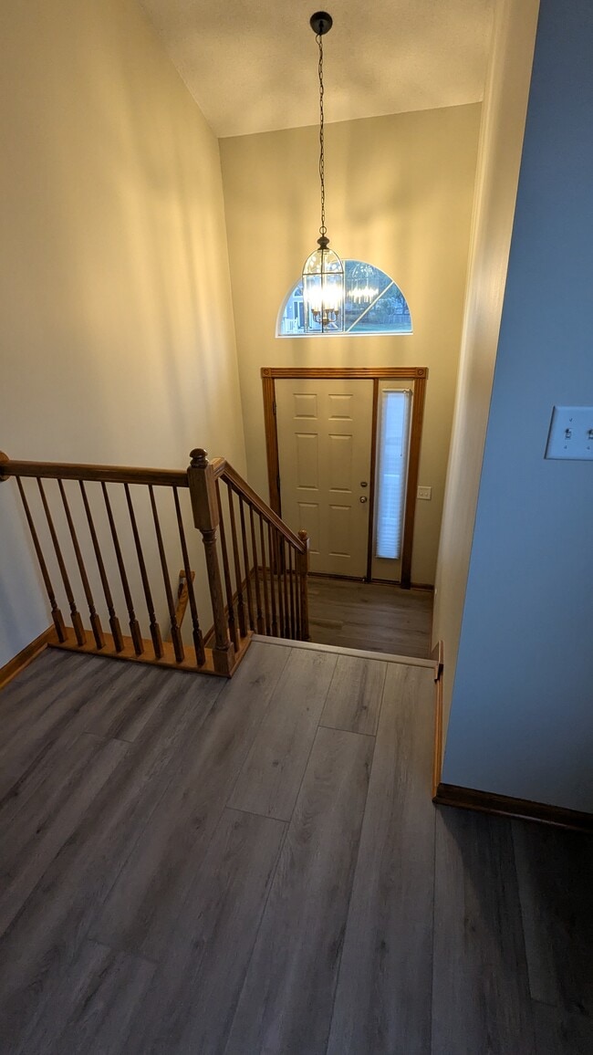 245 SW Chartwell Pl in Lee's Summit, MO - Foto de edificio - Building Photo