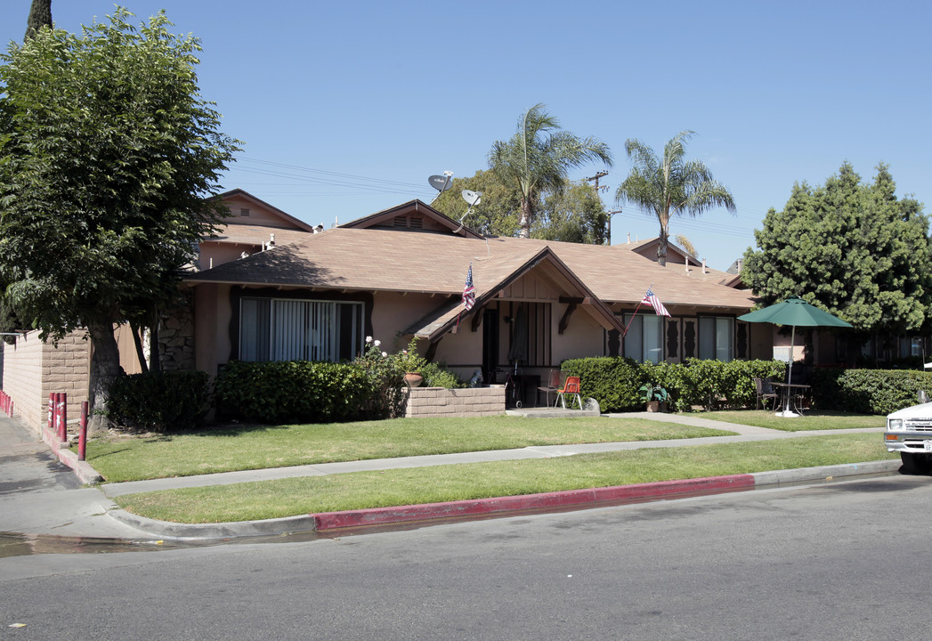 1521-1525 E Benmore Ln in Anaheim, CA - Building Photo