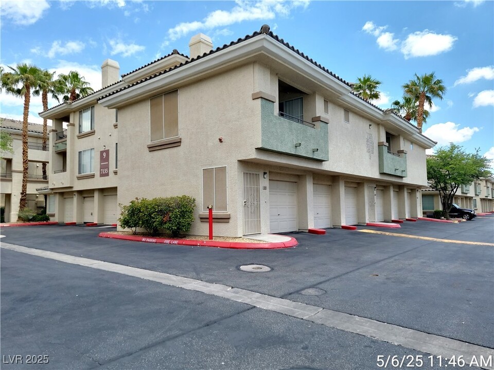 7135 Durango Dr in Las Vegas, NV - Building Photo