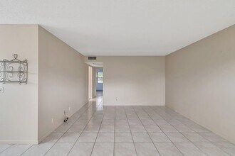 393 Fanshaw J in Boca Raton, FL - Building Photo - Building Photo