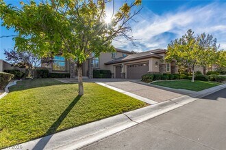 9805 Queen Charlotte Dr in Las Vegas, NV - Building Photo - Building Photo