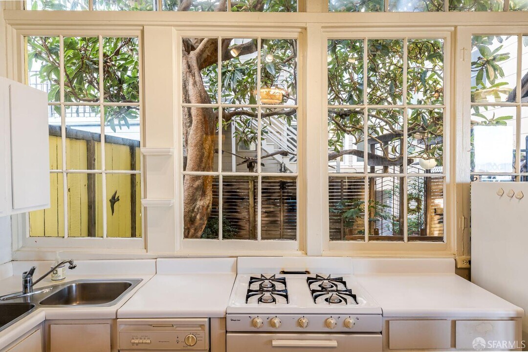 564 Lombard St in San Francisco, CA - Building Photo