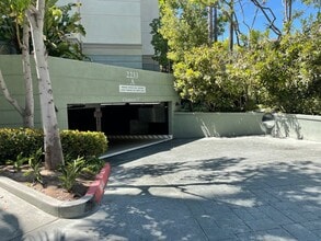 2233 Martin, Unit 413 in Irvine, CA - Building Photo - Building Photo