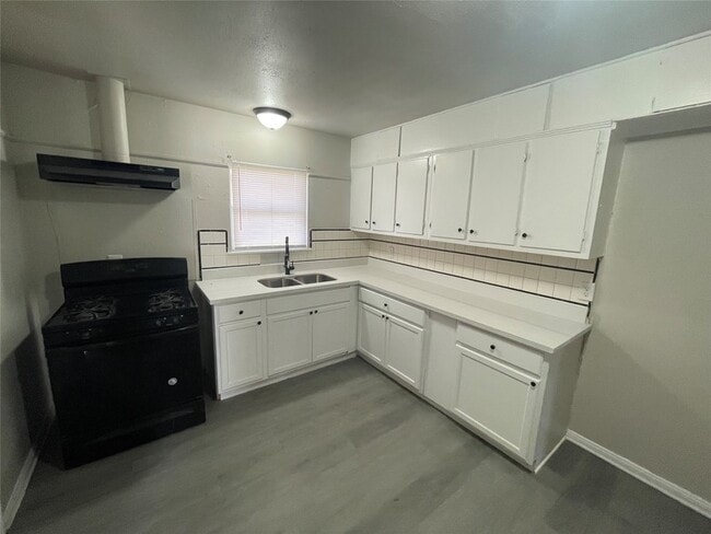 6139 Belcrest St in Houston, TX - Foto de edificio - Building Photo