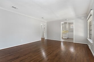 6520 St Moritz Ave in Dallas, TX - Foto de edificio - Building Photo