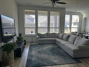 1007 Simmental Loop in Hutto, TX - Foto de edificio - Building Photo