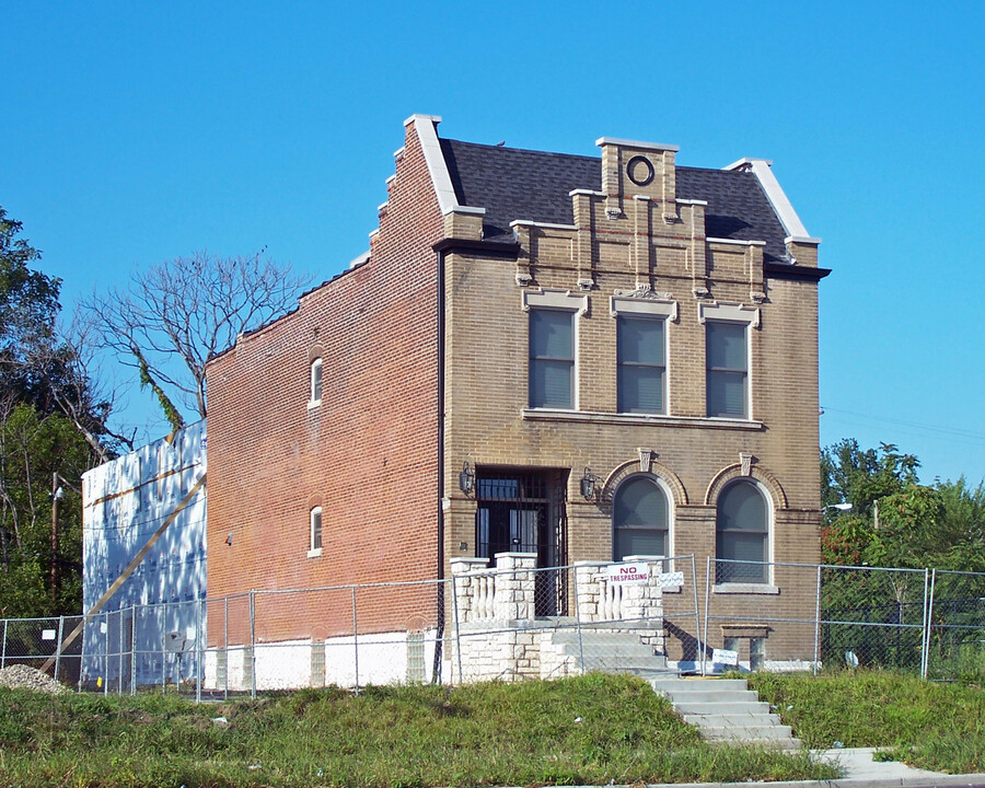 5075 Delmar Blvd in St. Louis, MO - Building Photo