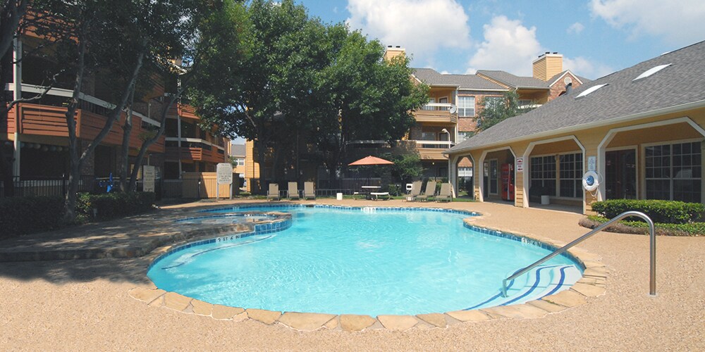 Huntington Ridge in Irving, TX - Building Photo